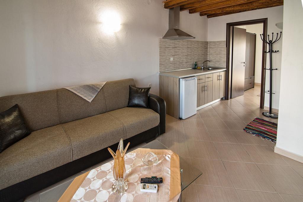 Theano Apartments ซาร์ตี ภายนอก รูปภาพ